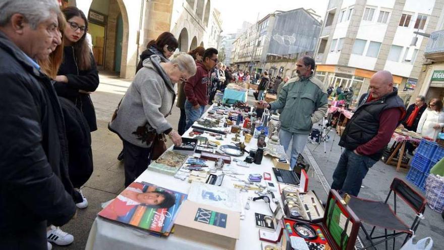 Una imagen del mercadillo de antigüedades durante la mañana de ayer en su nueva ubicación en la calle Sierra. // Gustavo Santos