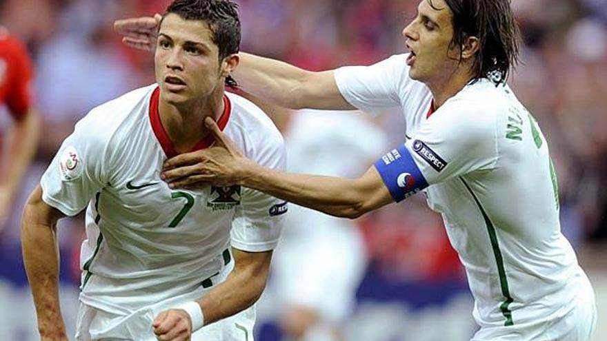 Nuno Gomes trata de felicitar a Cristiano Ronaldo tras el segundo gol de Portugal.