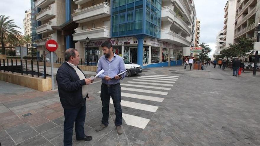 El concejal de Limpieza, en la zona en la que se desarrollará la medida.