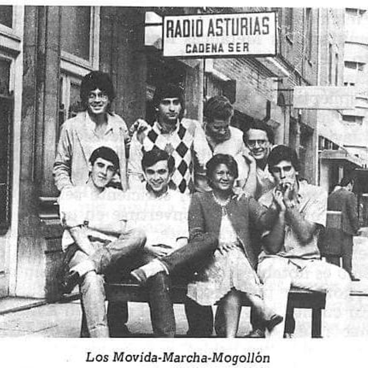 Paloma Toyos, sentada, en el centro, con el equipo de Radio Asturias, con su hermano Alberto arriba a la izquierda y Javier Asenjo a la derecha, con la mano en la mejilla.