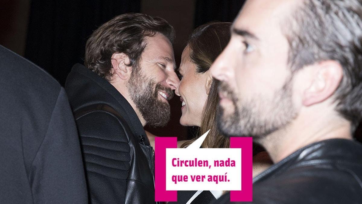 Jennifer Garner y Ben Affleck saludándose en un desfile de moda