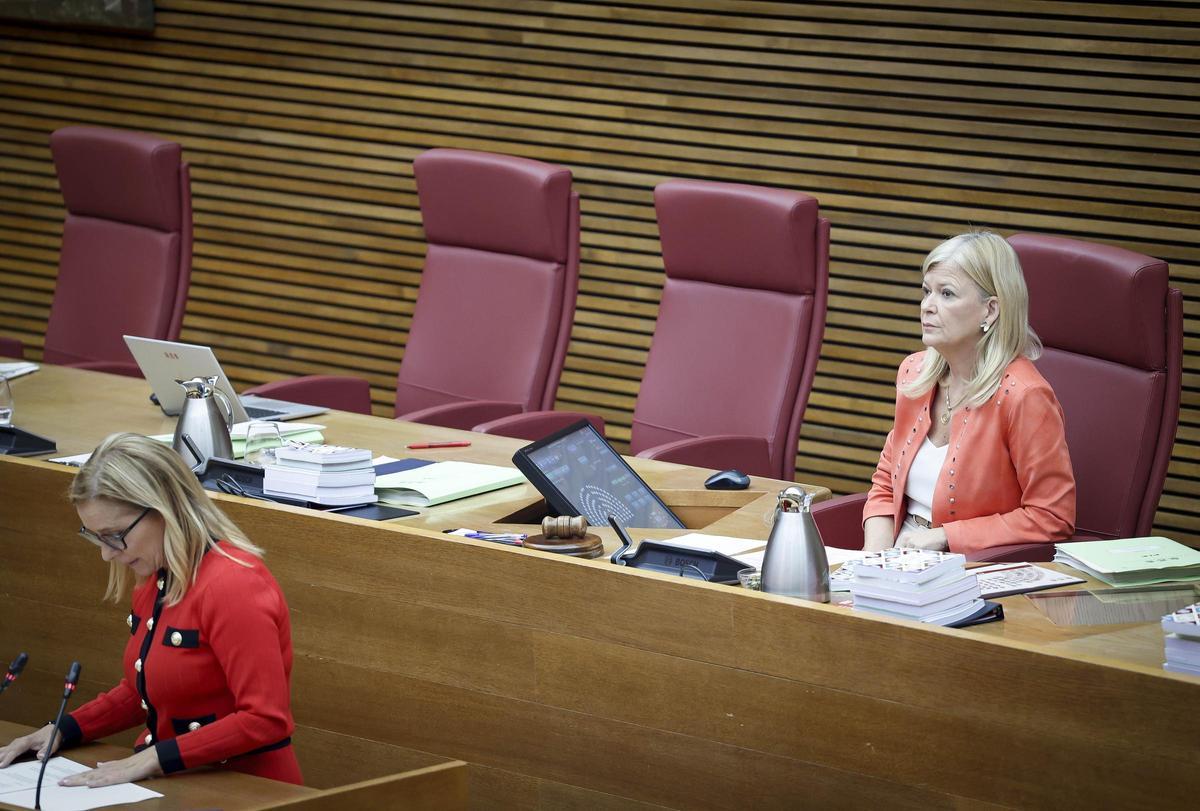 Gabriela Bravo preside el pleno de las Corts durante una sesión en octubre.