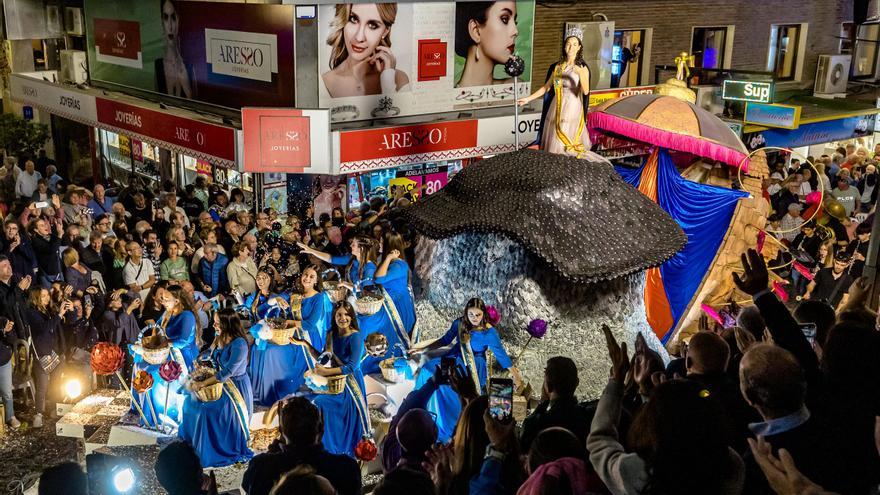 Un colorido Desfile de Carrozas cierras las fiestas de Benidorm