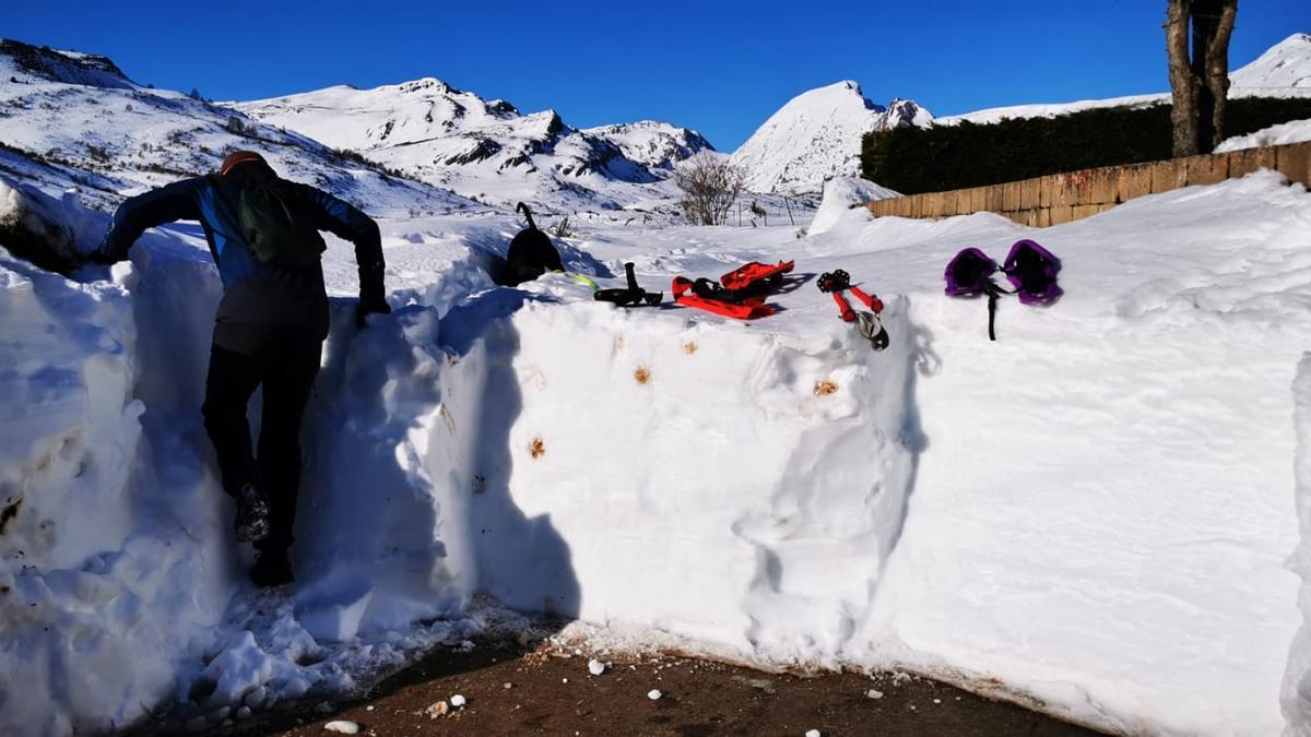 Sorteando un muro de nieve, en El Puerto.