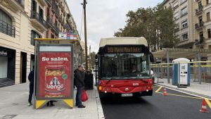 Un bus de la línea 55, en la recién estrenada parada de Sant Antoni.