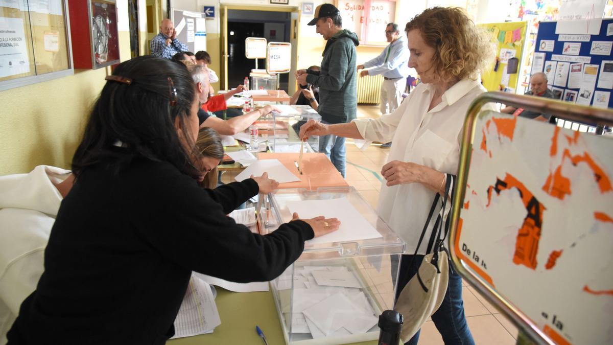 Muchos aragoneses han acudido esta mañana a depositar su voto a sus respectivos colegios electorales.