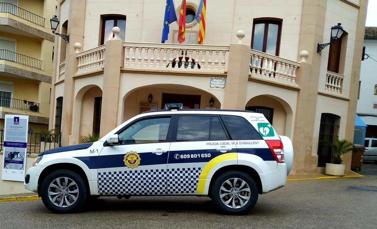Un coche de la Policía Local de Agullent, frente al edificio consistorial.