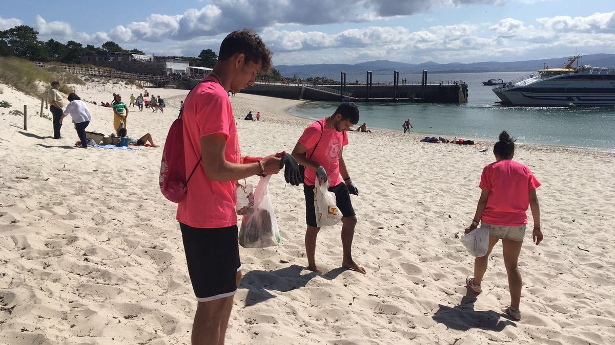 Foto de archivo de voluntarios recogiendo basura en las Islas Cíes.