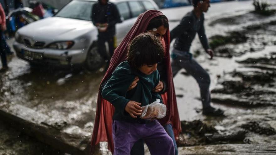 Cuatro mujeres y un niño refugiados mueren ahogados al hundirse la lancha en que intentaban llegar a Grecia