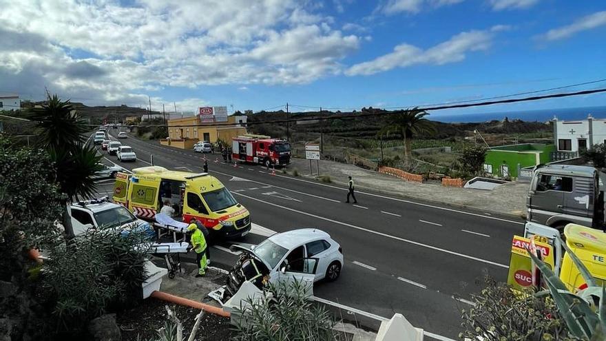 Lugar del accidente en La Guancha con el resultado de tres heridos, uno de ellos grave.