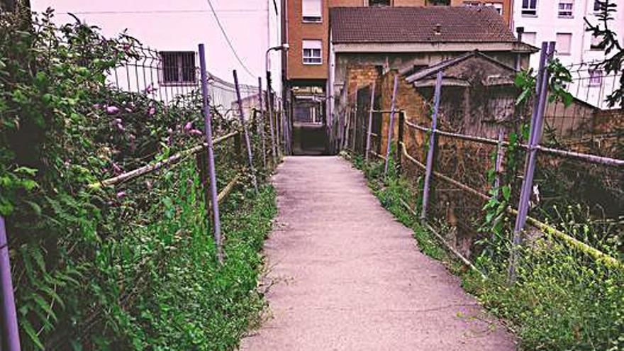 Detalles de la escalera y la barandilla del puente de la Argañosa. | Á. F. 