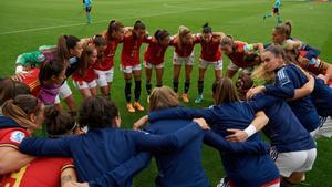 Las jugadoras de la selección española se reúnen antes del inicio de un partido en la Eurocopa. 