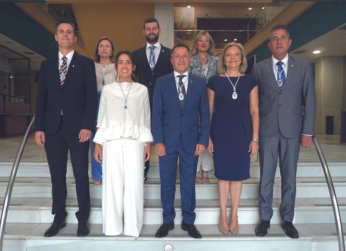 Foto de familia de los ocho concejales del PP que conforman el equipo de gobierno en Burriana.