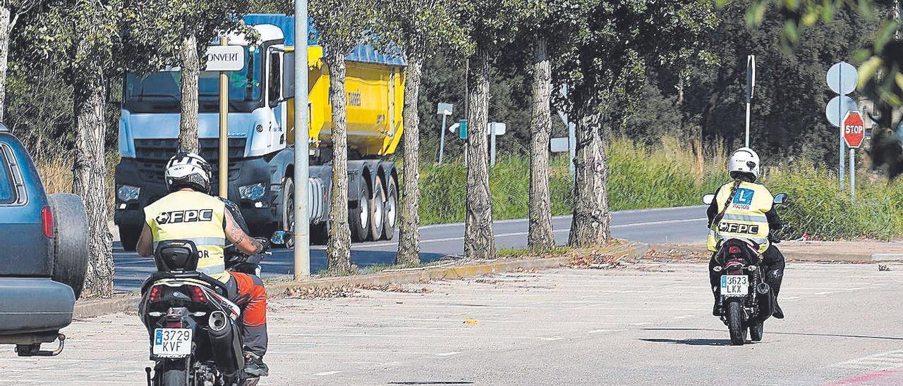 Alumnes fent pràctiques de moto a Sant Gregori, en una foto d’arxiu.