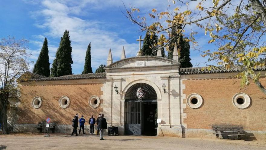 Toro amplía el horario del cementerio durante el puente de Todos los Santos