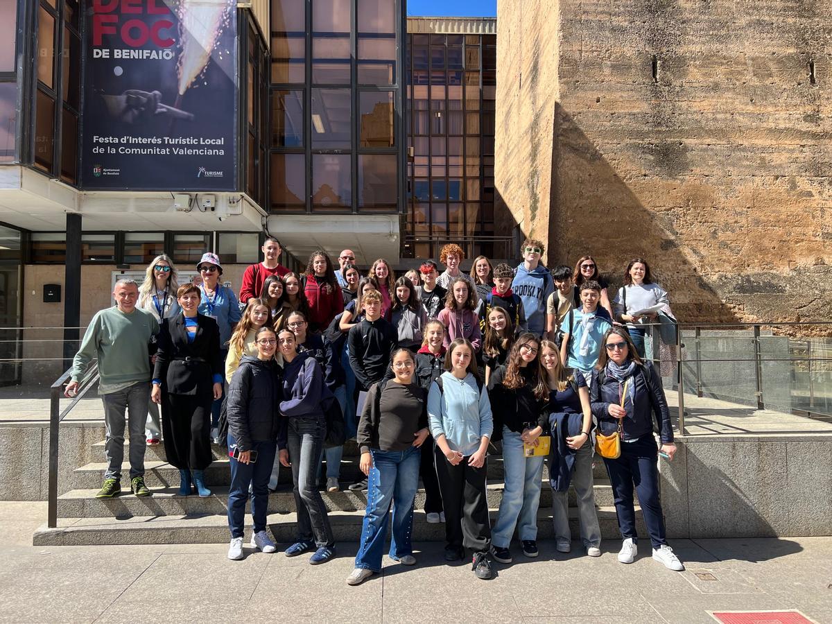 Los alumnos que participan en el programa de intercambio han visitado este martes el Ayuntamiento de Benifaió.