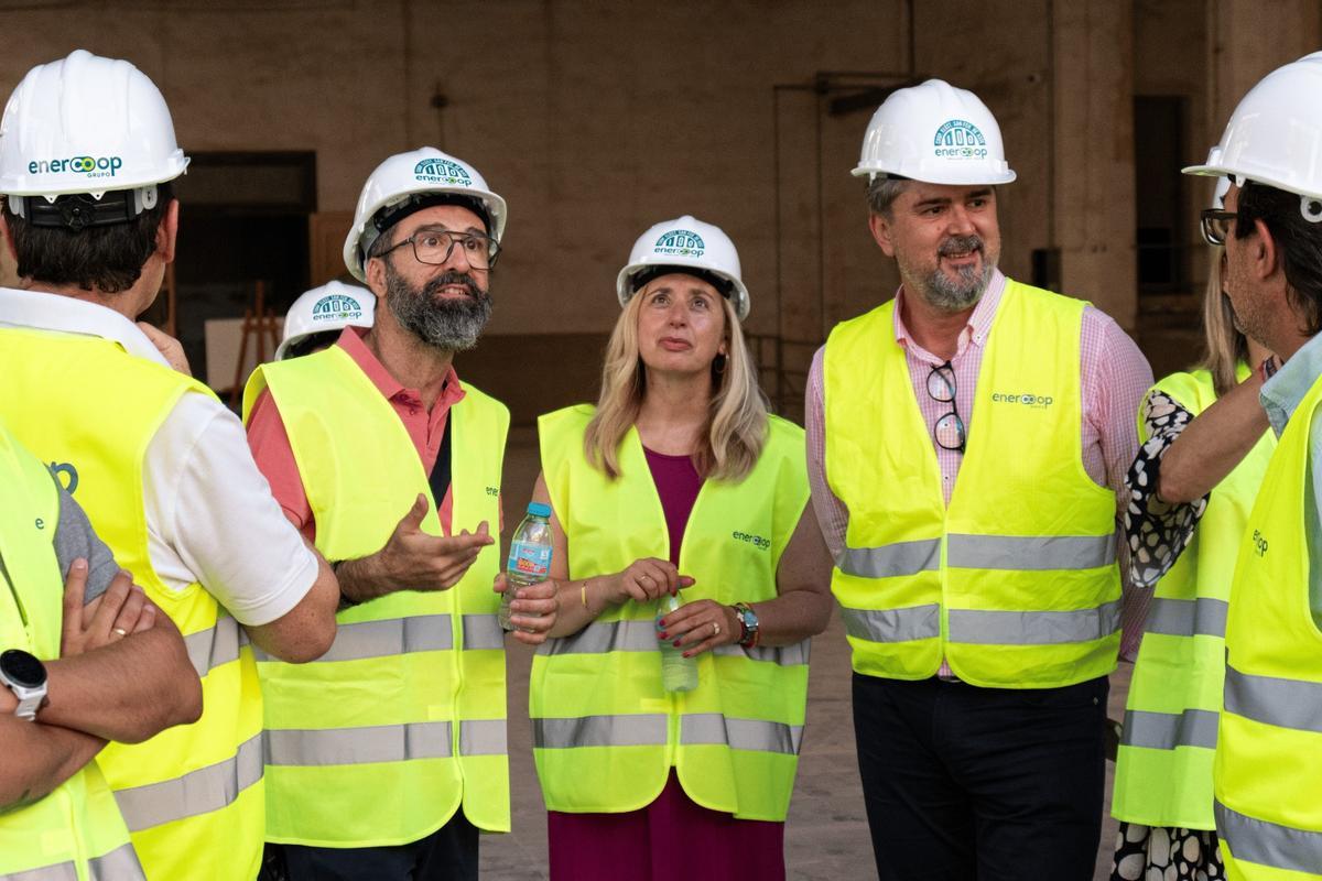Miembros del gobierno municipal de Crevillent visitaron el edificio junto a responsables del consejo rector de la Cooperativa, donde pudieron comprobar el estado de los trabajos y las soluciones arquitectónicas que se están aplicando para conservar su estética racionalista