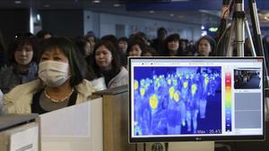 zentauroepp32753066 inc01 incheon  corea del sur  12 02 2016   pasajeros pasan u200416104844