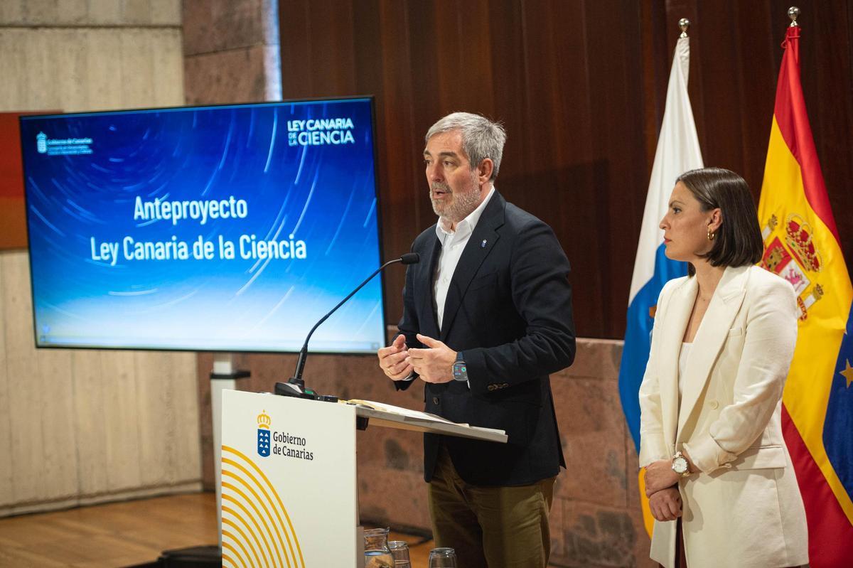 El presidente de Canarias, Fernando Clavijo, y la Consejera del área, Migdalia Machín, durante la presentación