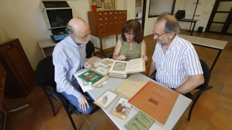 Joaquim Serrano, la archivera Carmina Verdú y Vicent Soler, junto a los documentos donados.