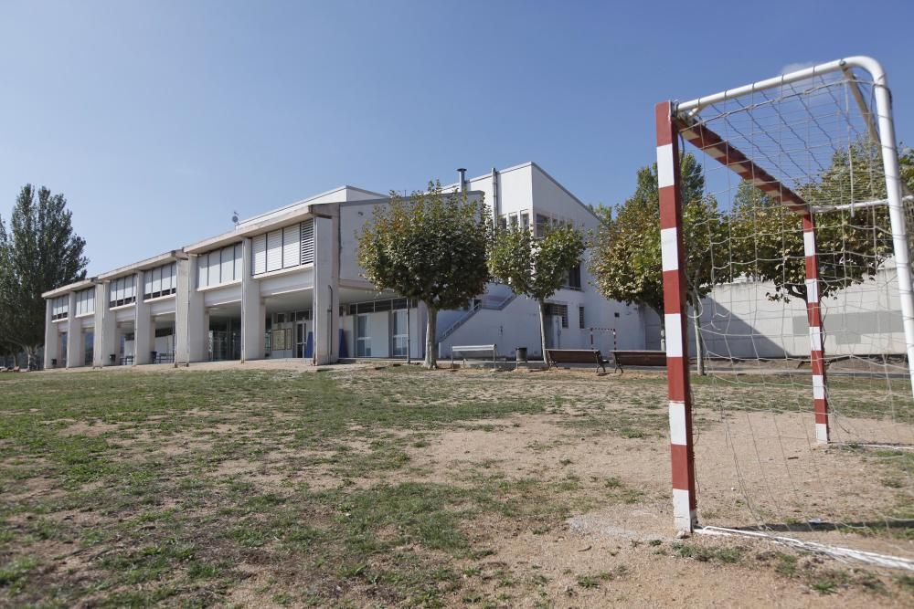 L'alumnat de l'institut Pla de l'Estany ja fa classes al barracó