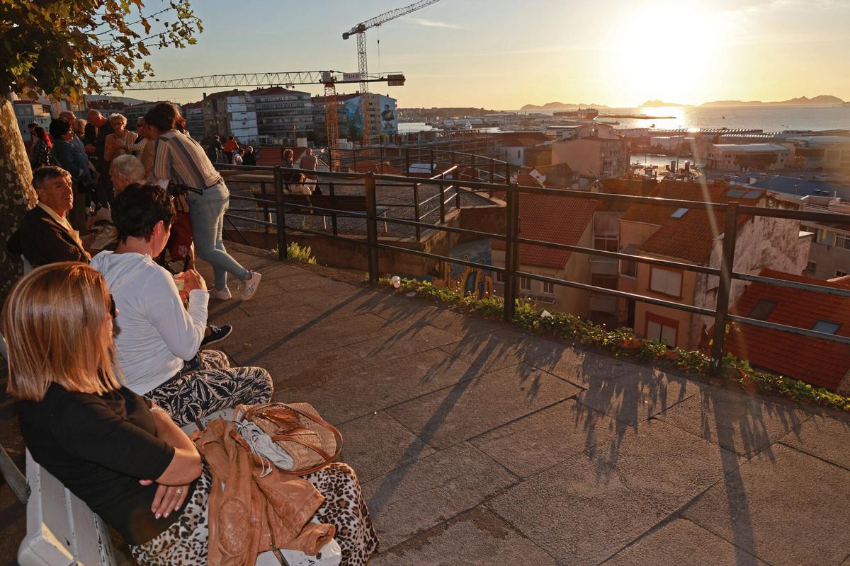 Puesta de sol en el mirador del Paseo de Alfonso XII, en Vigo. BUEN TIEMPO. OTOÑO. VERANILLO DE SAN MIGUEL