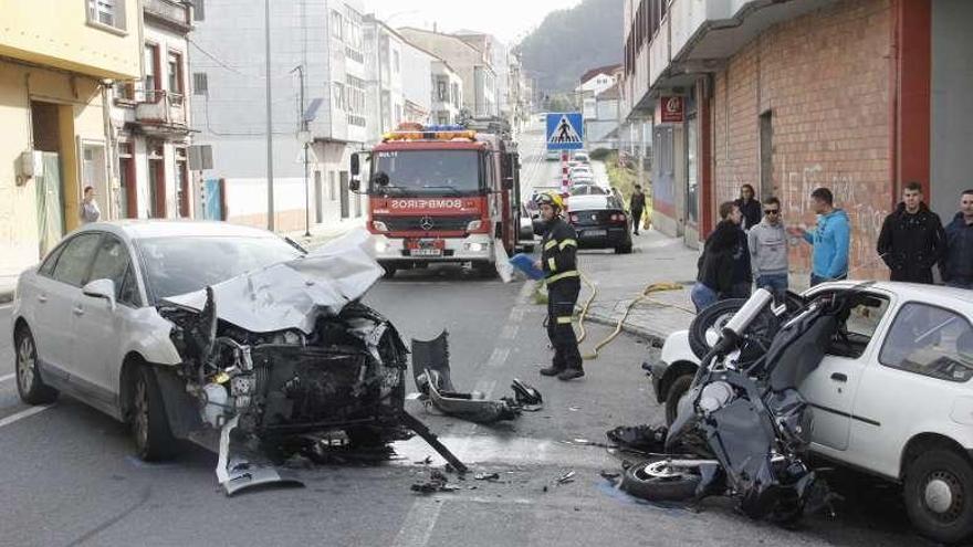 La moto impactó con otro turismo tras recibir el golpe. // S. Álvarez