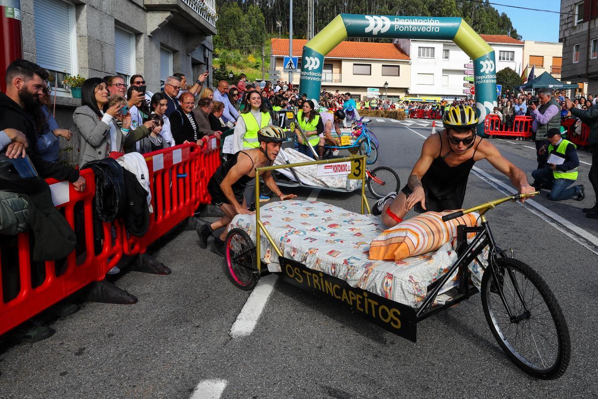 "Os Rompecolchóns 2.0" se impone en una carrera de camas de Meaño que deja espectaculares imágenes