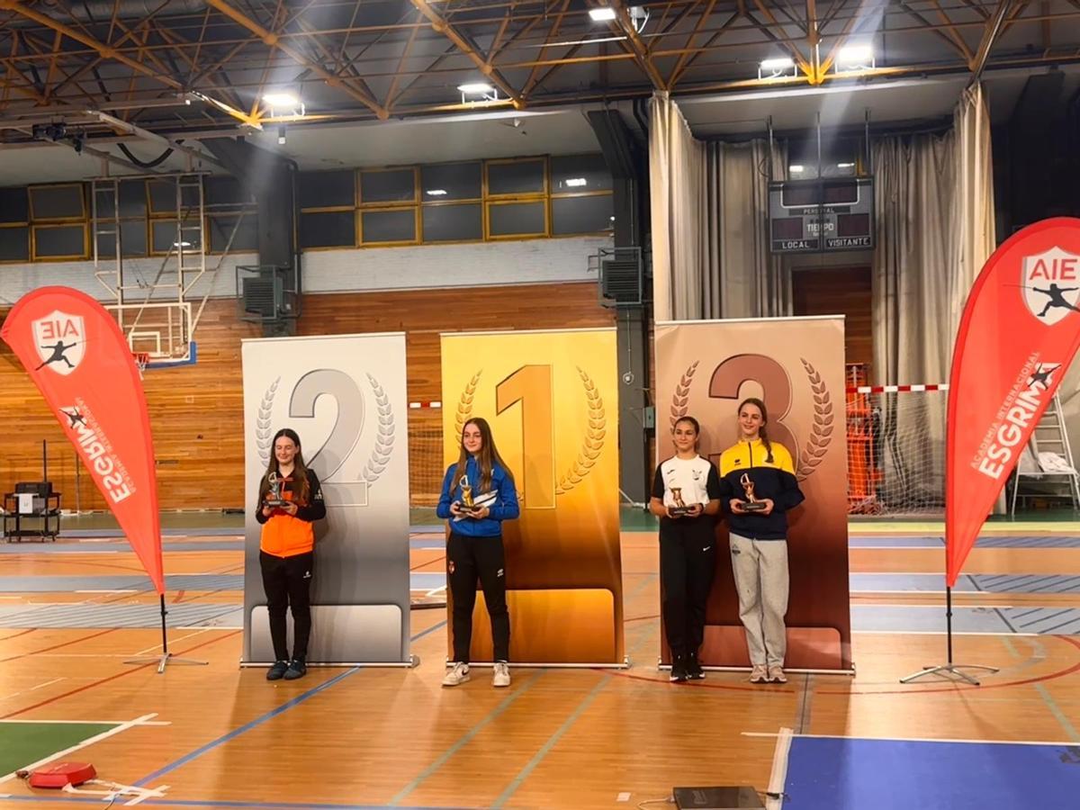 Anna Gallego, del Esgrima Xàtiva, en el tercer puesto del podio, con el bronce.