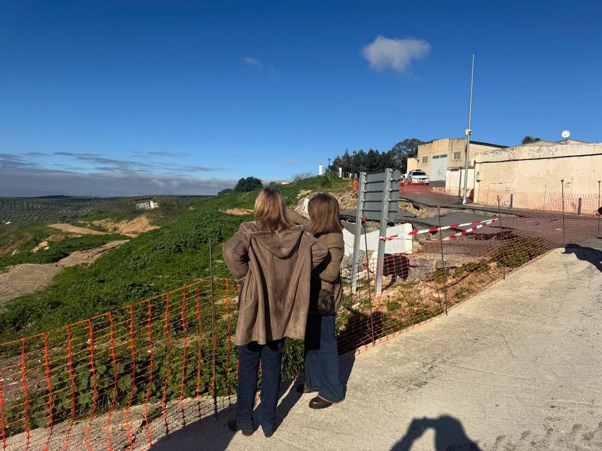 Ana López y Carmen Lara inspeccionan la Grieta de Benamejí este martes.