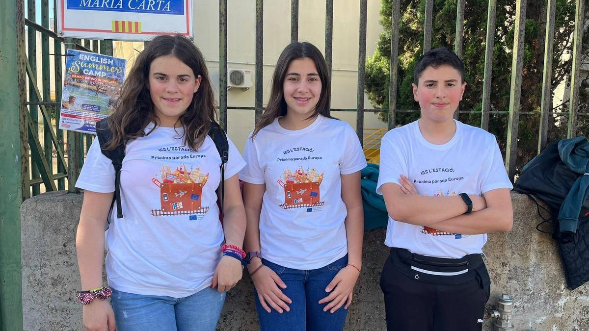 Tres alumnos de Fontanars llevan &quot;les rondalles&quot; de Enric Valor hasta Italia