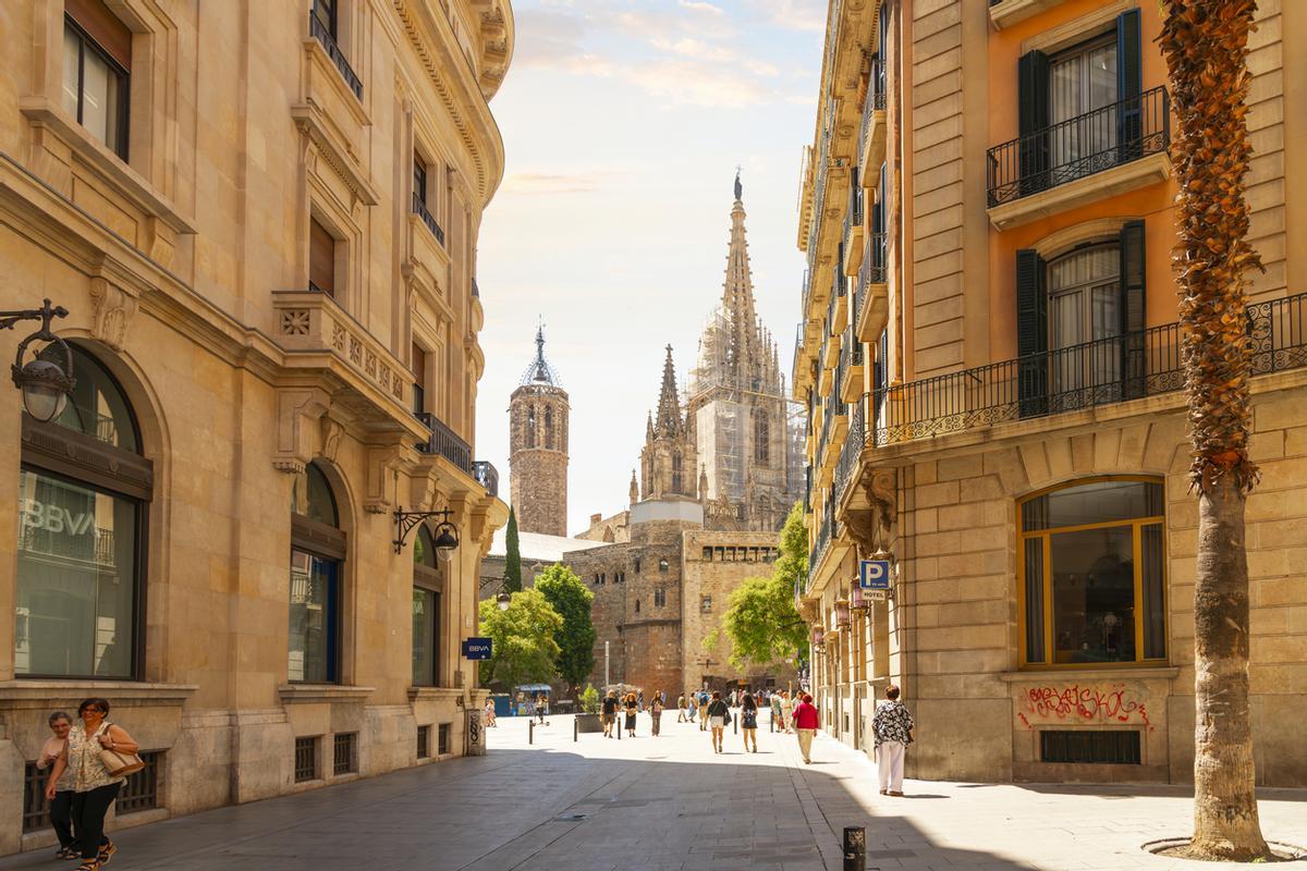 Vista de la torre y las agujas de la catedral gótica de Santa Eulalia en el Barrio Gótico