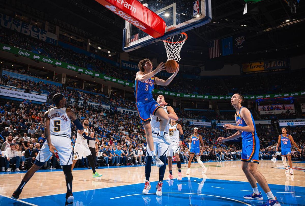 Josh Giddey anota una canasta en el partido frente a Denver Nuggets.