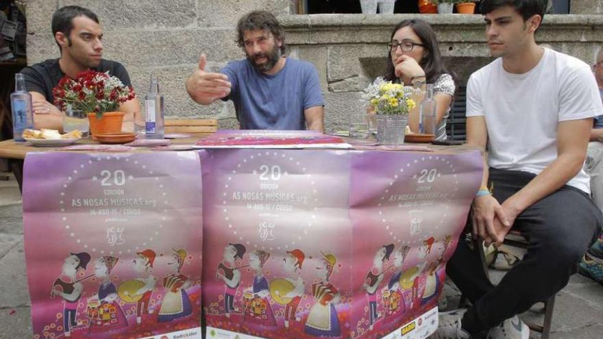 Miembros de la Asociación A Xesteira en la Casa das Crechas de Santiago, ayer. // Xoán Álvarez