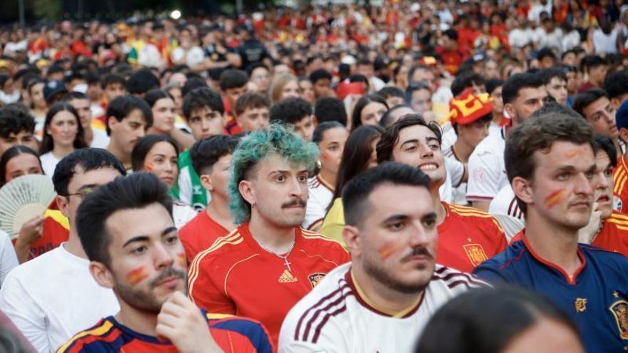 Aficionados de España esperan el partido en la avenida Teniente Flomesta