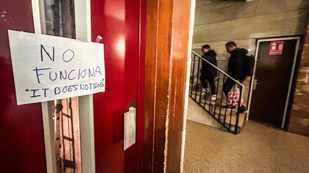 Vestíbulo de Tarragona, 84, 12 pisos y sin ascensor.