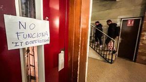 Vestíbulo de Tarragona, 84, 12 pisos y sin ascensor.