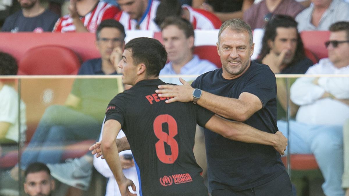 Pedri acude a celebrar con Flick su gol ante el Girona.