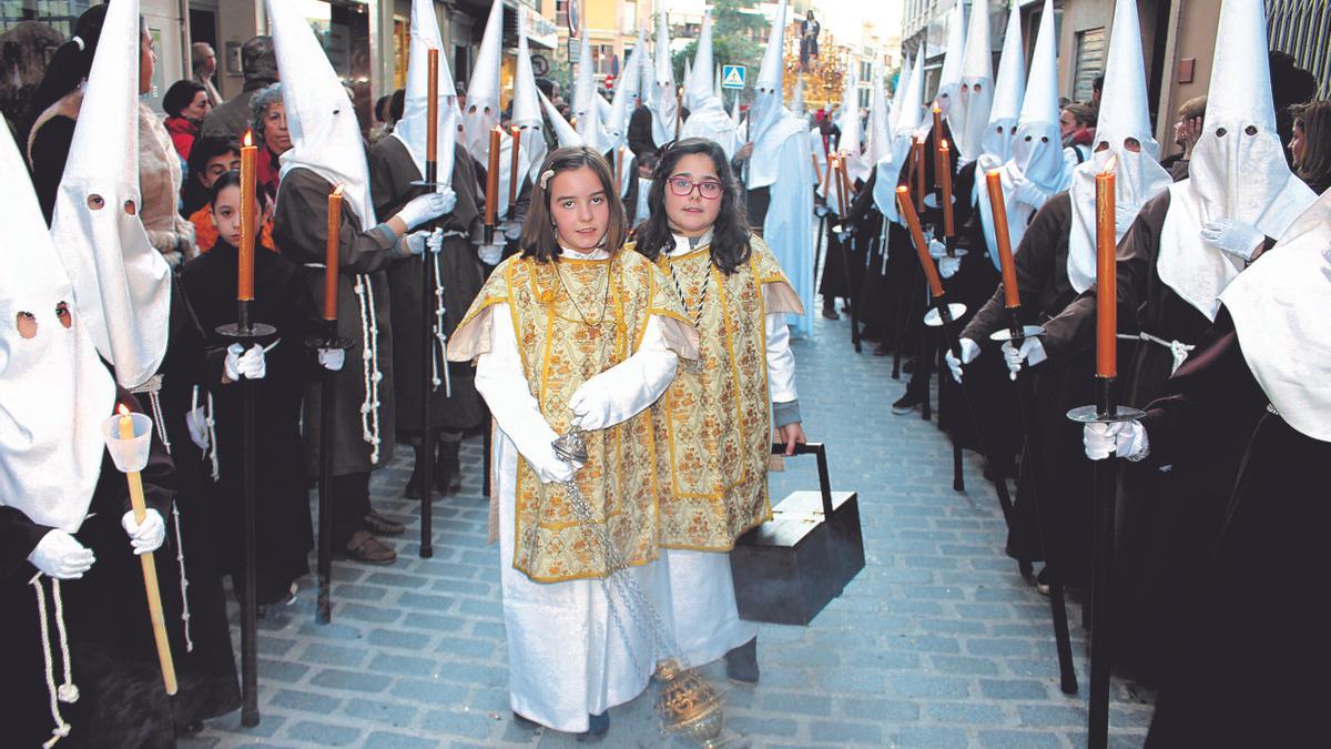 La Pasión: Jóvenes cofrades en el desfile procesional de la cofradía franciscana de Pasión.