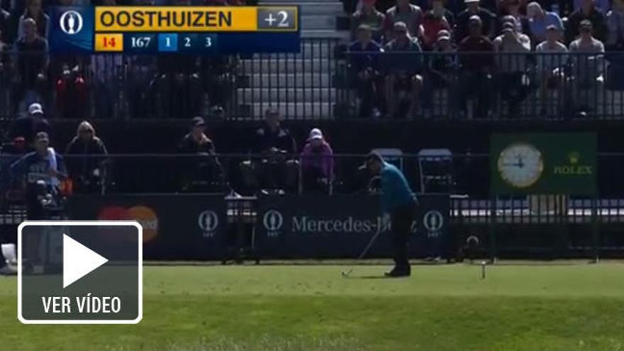 Louis Oosthuizen firma el primer hoyo en uno del Open británico.