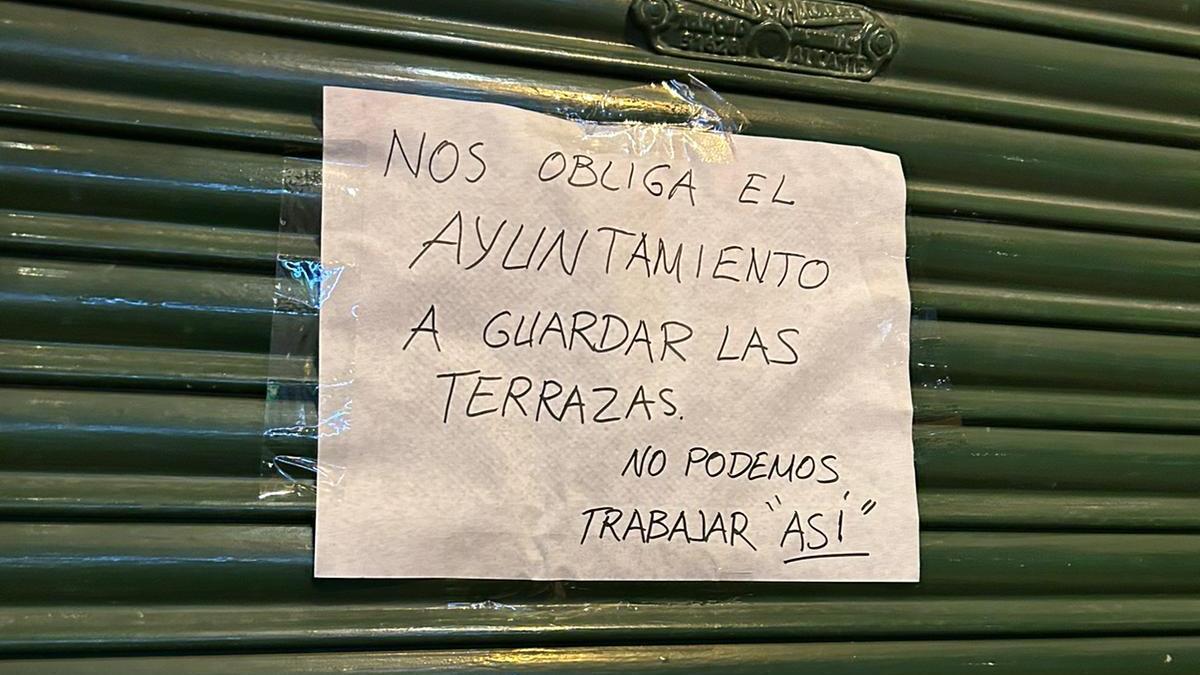 Un cartel en un negocio lamentando el cierre por la Cabalgata