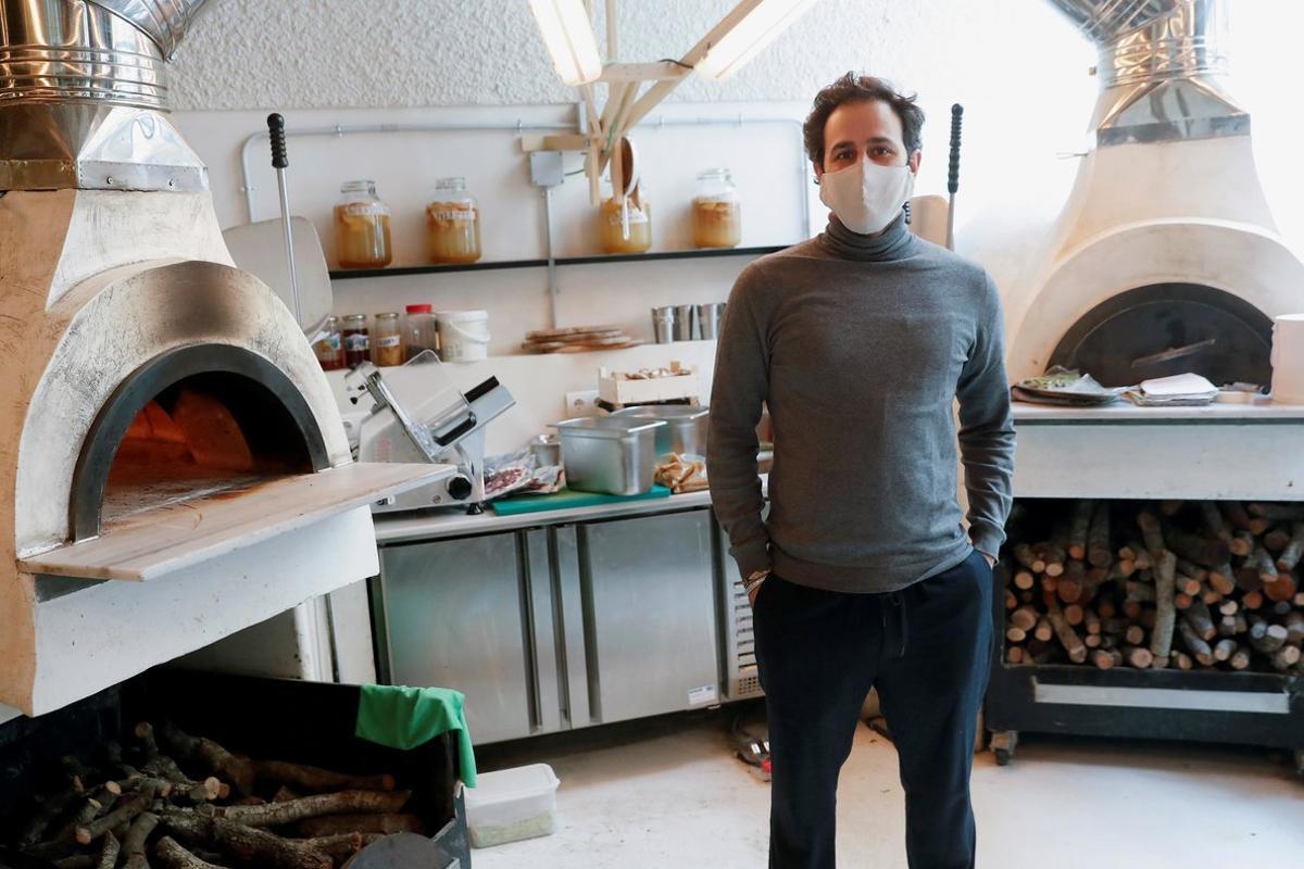 MADRID, 16/11/2020.- El coofundador del restaurante MO de Movimiento, Felipe Turell, durante la entrevista concedida a Efe. Fue teatro, plató de televisión y ahora el epicentro de un proyecto que quiere transformar ciudades desde el consumo responsable. El restaurante MO de Movimiento (Madrid) impulsa el capitalismo 2.0, que cuida a las personas y el medioambiente y pone en un segundo plano los beneficios. Con él arranca Proyectos Conscientes, iniciativa empresarial de Javier Antequera (fundador de la cadena Lateral) y Felipe Turell (exdirector del hotel Urban) para ayudar a reinventar el consumo y el ocio urbano en las ciudades a través de criterios basados en la sostenibilidad, la responsabilidad y la inclusión social. EFE/Chema Moya MADRID, 16/11/2020.- El coofundador del restaurante MO de Movimiento, Felipe Turell, durante la entrevista concedida a Efe. Fue teatro, plató de televisión y ahora el epicentro de un proyecto que quiere transformar ciudades desde el consumo responsable. El restaurante MO de Movimiento (Madrid) impulsa el capitalismo 2.0, que cuida a las personas y el medioambiente y pone en un segundo plano los beneficios. Con él arranca Proyectos Conscientes, iniciativa empresarial de Javier Antequera (fundador de la cadena Lateral) y Felipe Turell (exdirector del hotel Urban) para ayudar a reinventar el consumo y el ocio urbano en las ciudades a través de criterios basados en la sostenibilidad, la responsabilidad y la inclusión social. EFE/Chema Moya