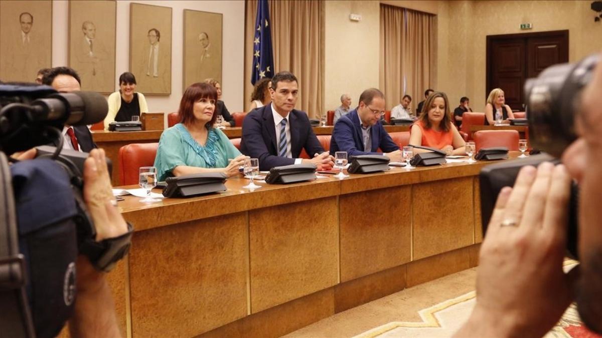 Pedro Sánchez, junto a varios miembros de la dirección socialista, este lunes en el Congreso.