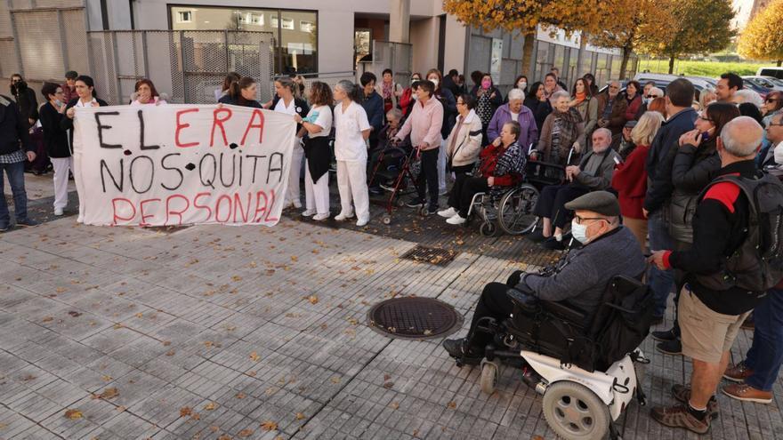 Concentración en la puerta de la residencia Aurora Álvarez, en Montevil (Gijón). | Juan Plaza