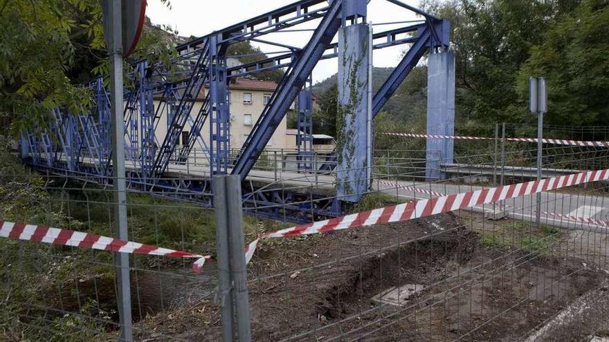 Preparativos para la construcción de la pasarela peatonal en el puente de Miramar, en Blimea.