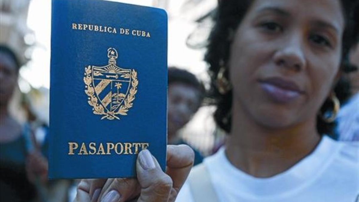 Pasaporte nuevo 8 Una mujer muestra en La Habana su pasaporte recién expedido.