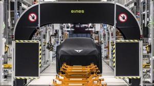 Un Cupra Raval cobert a la factoria de Martorell, el mes passat. | ÁNGEL GARCÍA / BLOOMBERG