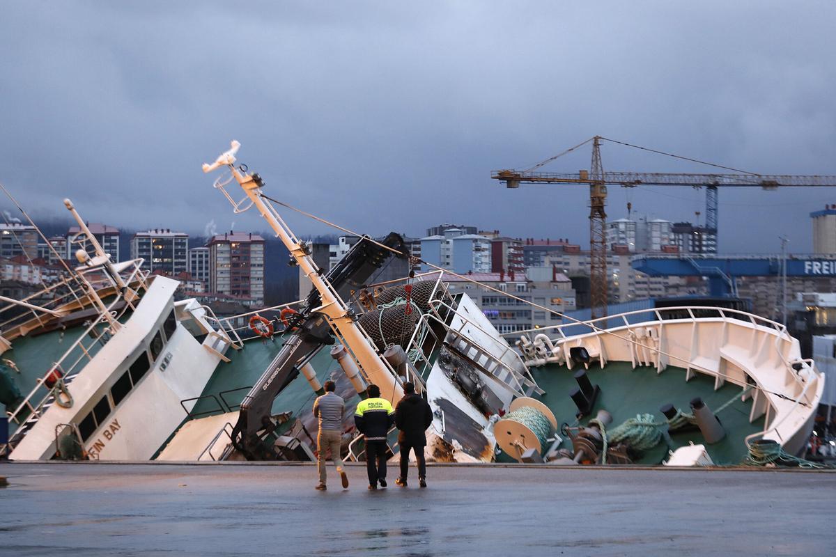 El «Baffin Bay», semihundido en el muelle de reparaciones de Bouzas.