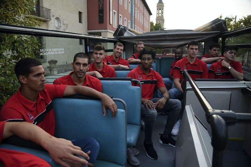 Recorrido turístico del Basket Zaragoza por la capital aragonesa