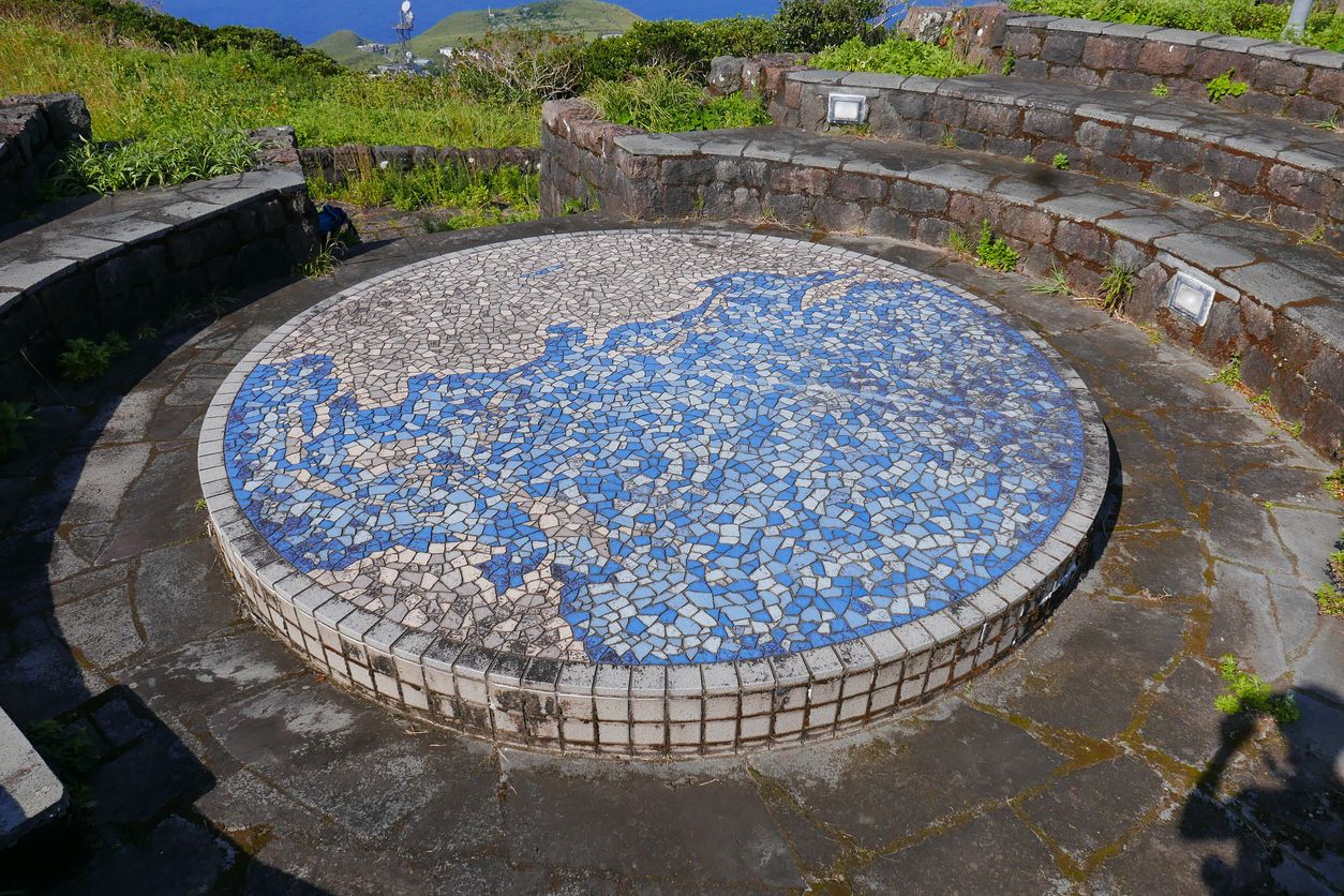 Curioso mirador en la isla de Aogashima.